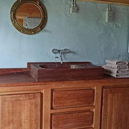 Korentil . Cosy House With Private Garden