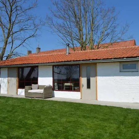 Korentil . Cosy House With Private Garden Holiday home *
