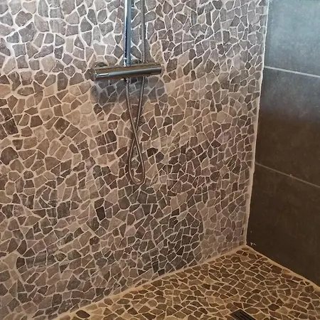 Korentil . Cosy House With Private Garden Σπίτι διακοπών *