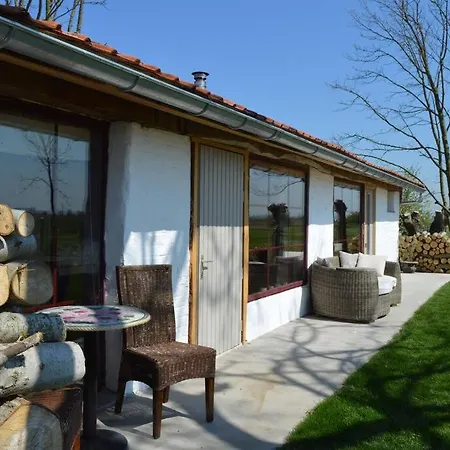 Korentil . Cosy House With Private Garden